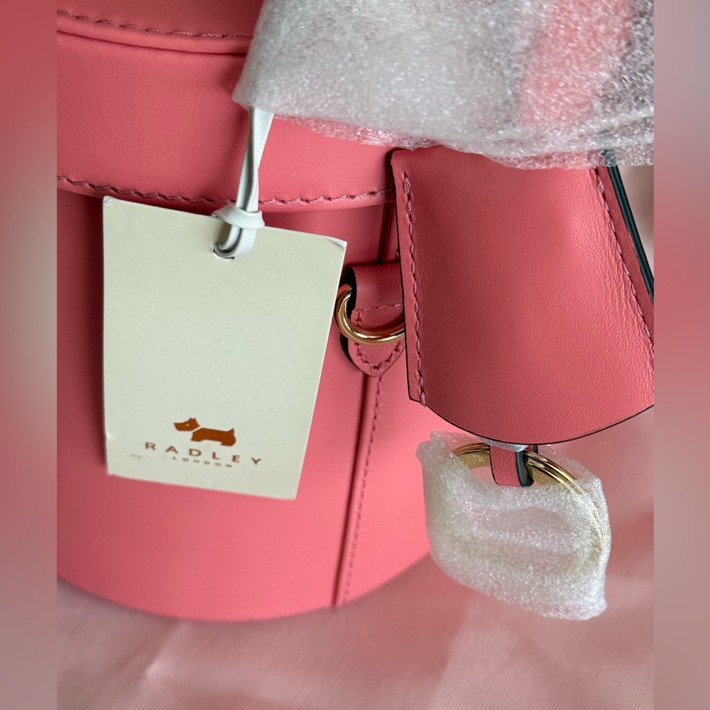Radley London 💓Elegant Pink Cylinder Handbag with tags but has a tiny scratch - Picture 9 of 17